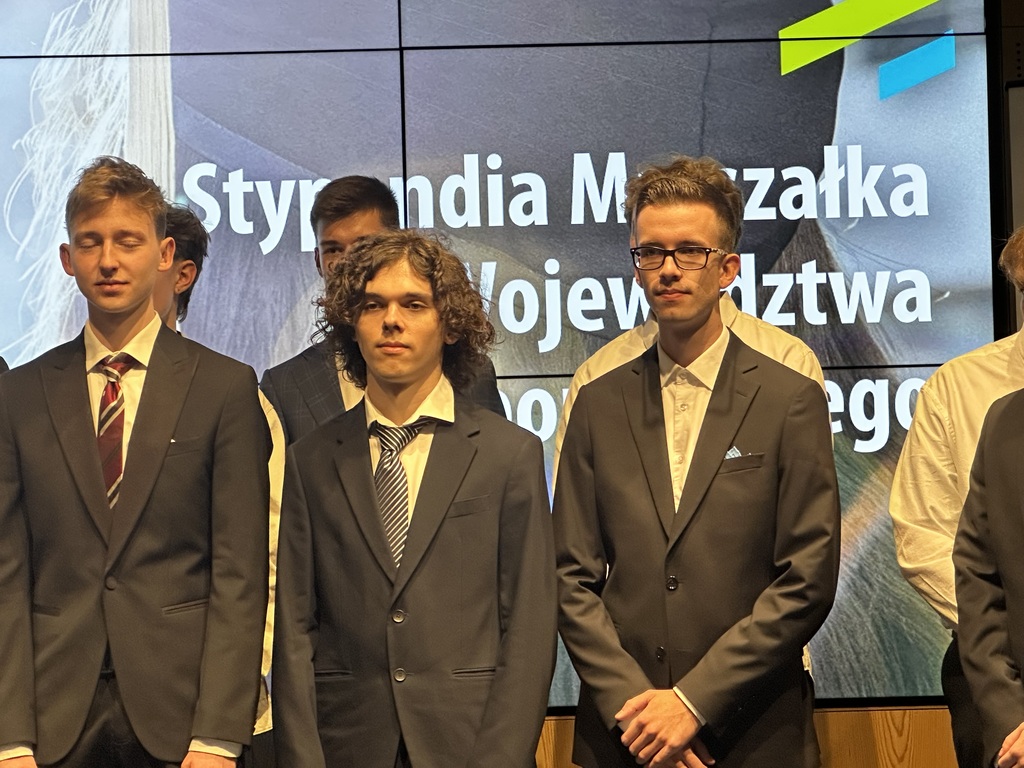 Pamiątkowe zdjęcie stypendystów TME podczas uroczystości przyznania stypendiów Marszałka