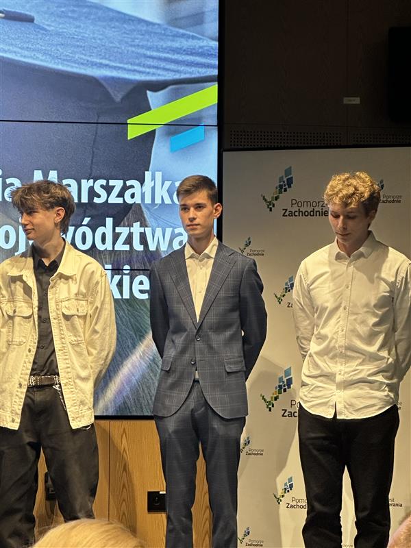 Uczniowie TME i dyrekcja szkoły podczas ceremonii stypendiów Marszałka Województwa Zachodniopomorskiego
