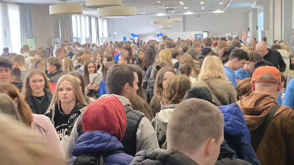 Zwiedzający przy stoisku TME na Targach Rzemiosła i Techniki 2025 w Szczecinie