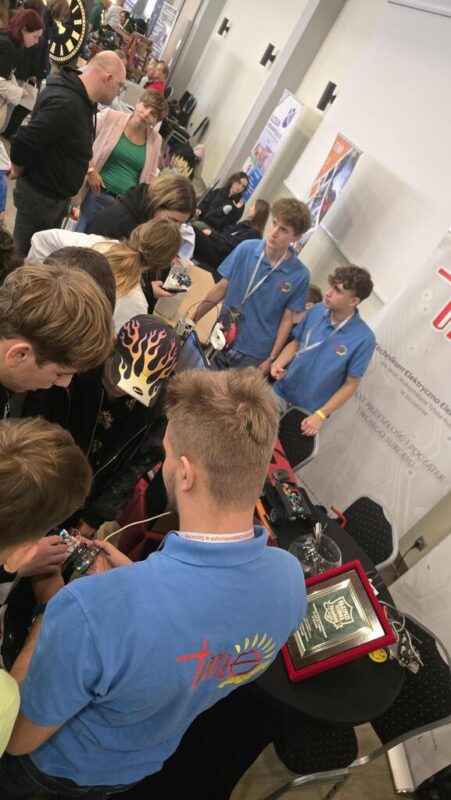 Prezentacja projektu robotyki przez uczniów TME podczas Targów Rzemiosła i Techniki 2025
