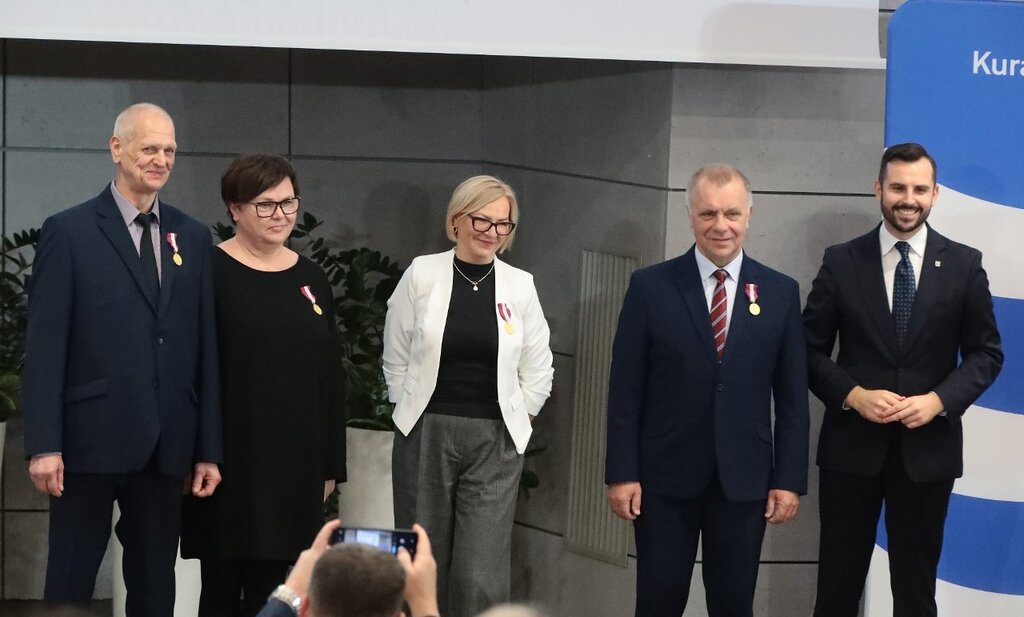 Uhonorowani pracownicy ZSEE TME podczas uroczystości wręczenia nagród i odznaczeń