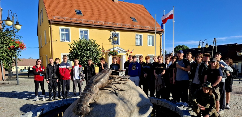 Uczniowie TME zwiedzający rezerwat i tereny wokół jeziora Morzycko