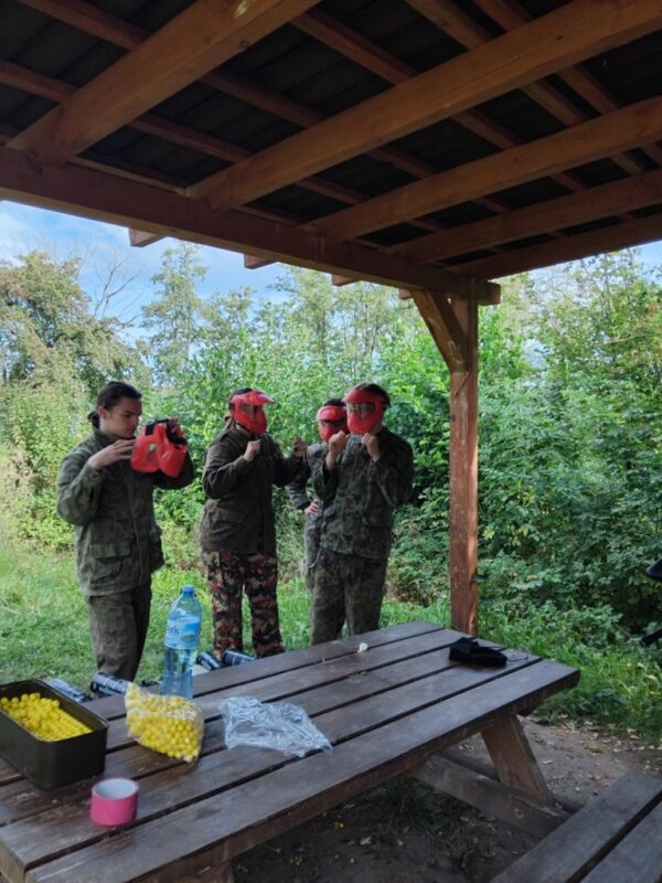 Uczniowie TME nad jeziorem Morzycko podczas wycieczki krajoznawczej do Morynia