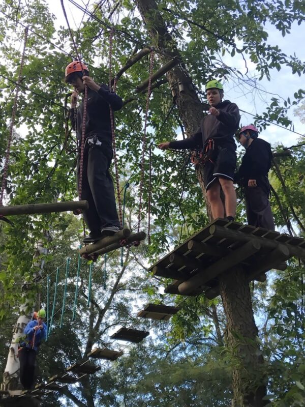 Uczniowie TME w parku lub nad wodą podczas wycieczki do Morynia