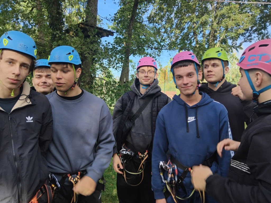 Uczniowie TME na wycieczce do Morynia – chwila odpoczynku podczas zwiedzania