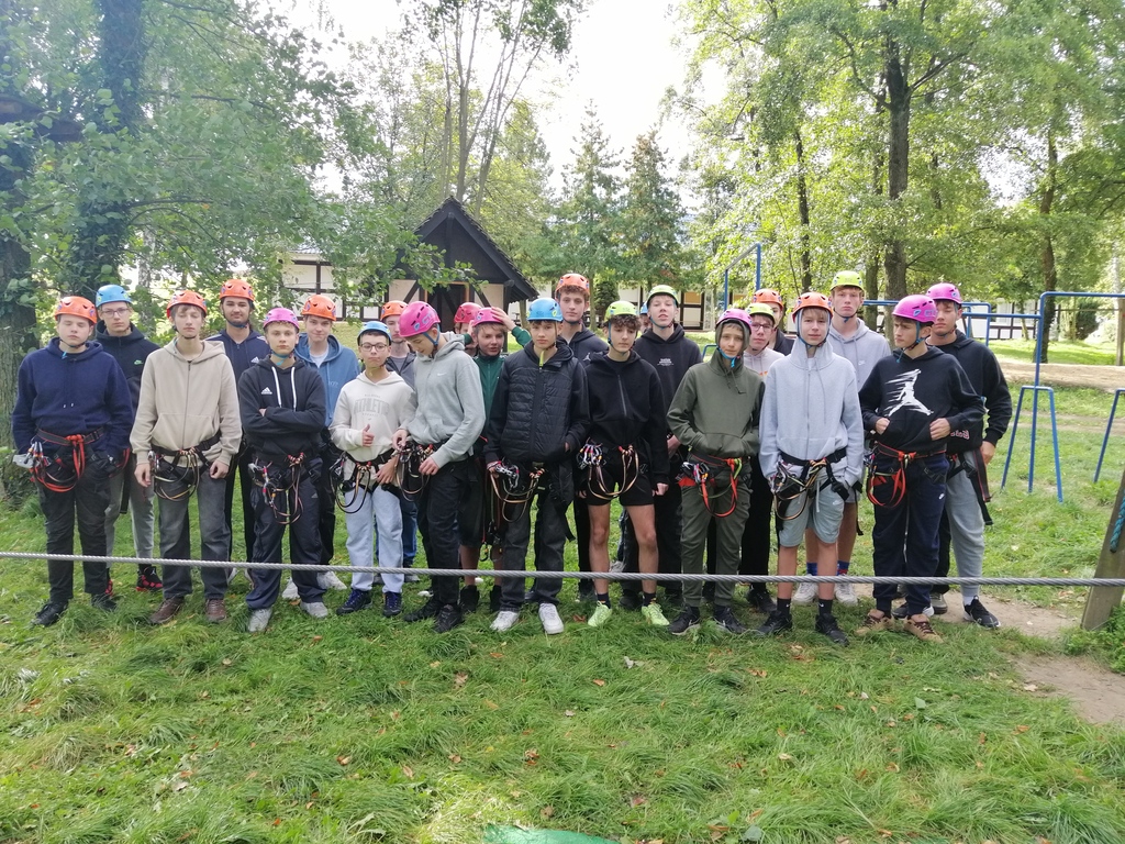 Ostatnia chwila wycieczki uczniów TME do Morynia – grupowe zdjęcie na pamiątkę
