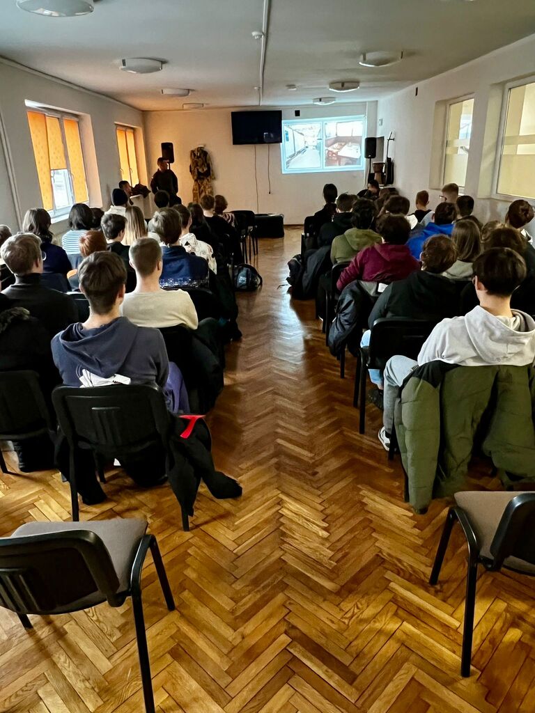Żołnierze Wojska Polskiego prowadzący zajęcia z uczniami ZSEE TME w ramach programu „Edukacja z Wojskiem"