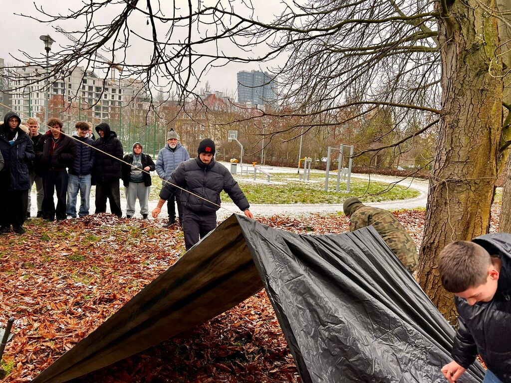 Prezentacja sprzętu wojskowego uczniom ZSEE TME podczas zajęć edukacyjnych z Wojskiem Polskim