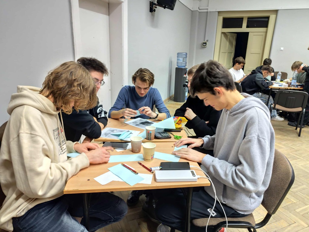 Uczniowie TME podczas pierwszego zadania w nocnej sesji matematycznej – „Noc z Matematyką"