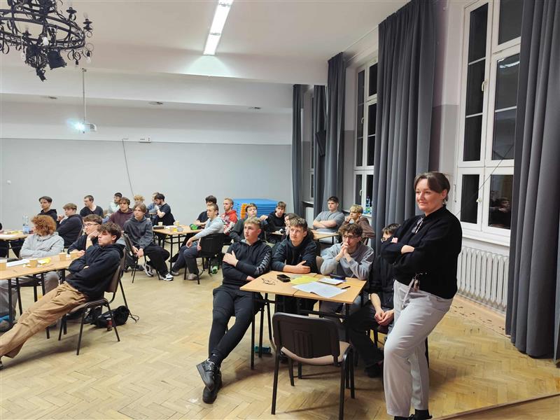 Pamiątkowe zdjęcie uczestników „Nocy z Matematyką" w ZSEE TME