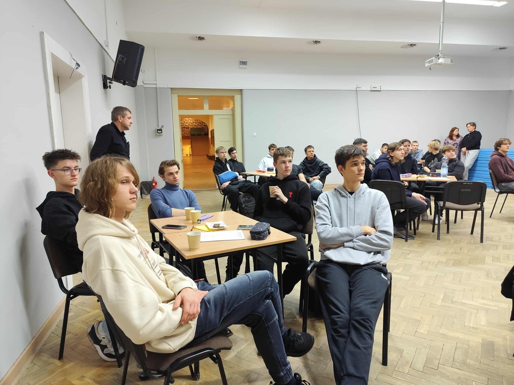 Uczniowie TME pracujący grupowo nad zadaniami podczas „Nocy z Matematyką"