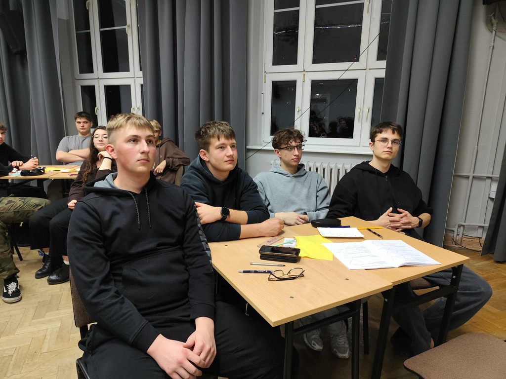 Uczestnicy „Nocy z Matematyką" w TME przy tablicy z równaniami i wzorami
