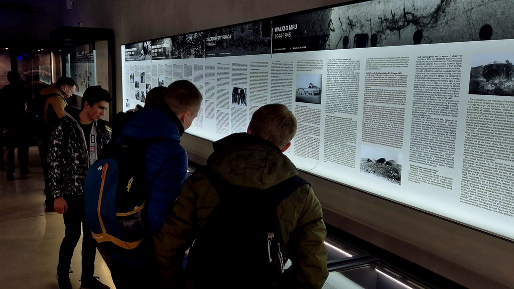 Uczniowie TME na wycieczce krajoznawczej do Międzyrzecza – grupowe zdjęcie przy historycznych zabytkach