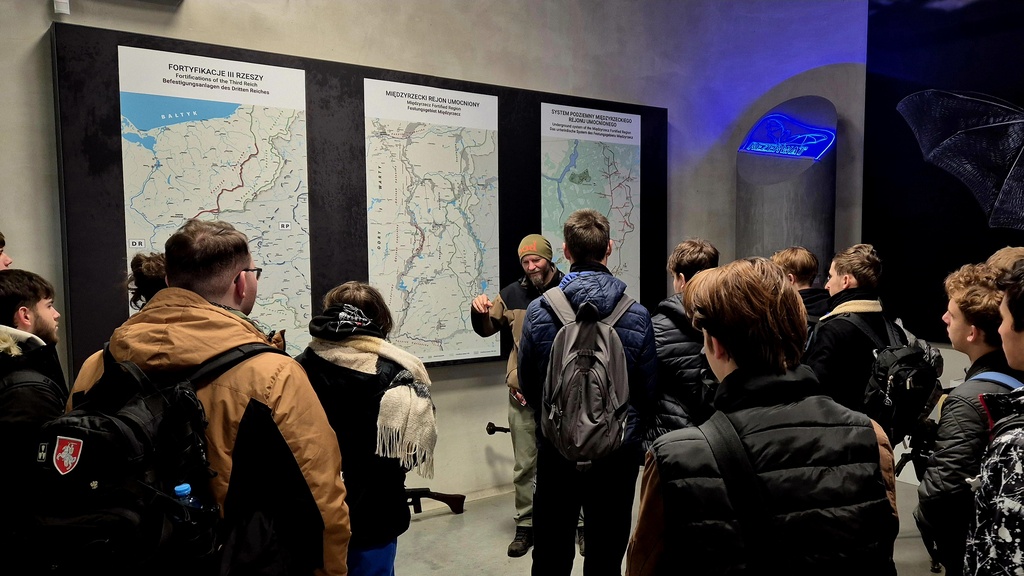 Uczniowie TME zwiedzający podziemia Obszaru Warownego Międzyrzecz (Festung Oder) podczas wycieczki