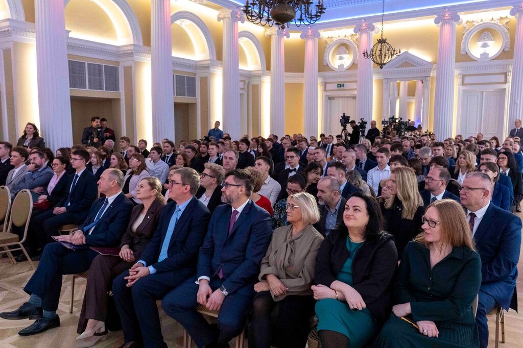 Laureaci olimpiad zawodowych z ZSEE TME podczas uroczystej gali 2025