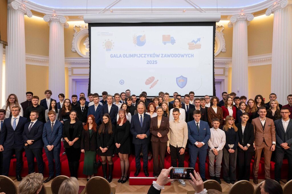 Pamiątkowe zdjęcie laureatów Gali Olimpijczyków Zawodowych 2025 ze szkoły TME