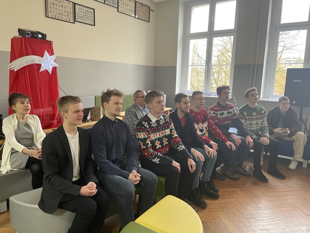 Kolędnicy z ZSEE TME – uczniowie w strojach bożonarodzeniowych podczas szkolnego kolędowania