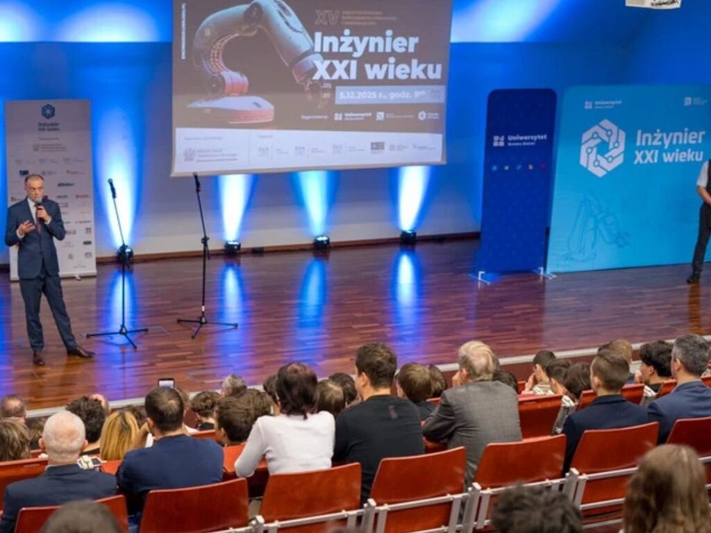 Pamiątkowe zdjęcie Zespołu Janka z ZSEE TME po zwycięstwie na Międzynarodowej Konferencji Naukowej