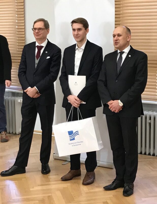 Uczniowie ZSEE TME – laureaci konkursu historycznego – z dyplomami i nagrodami
