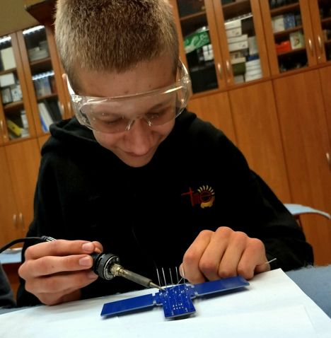 Uczniowie TME przy komputerach lub symulatorach w ramach projektu edukacyjnego „Klucz do Kosmosu"