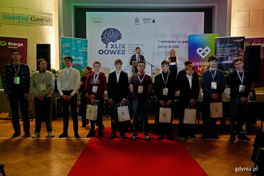 Uczniowie TME podczas Ogólnopolskiej Olimpiady Wiedzy Elektrycznej i Elektronicznej – rozwiązywanie zadań