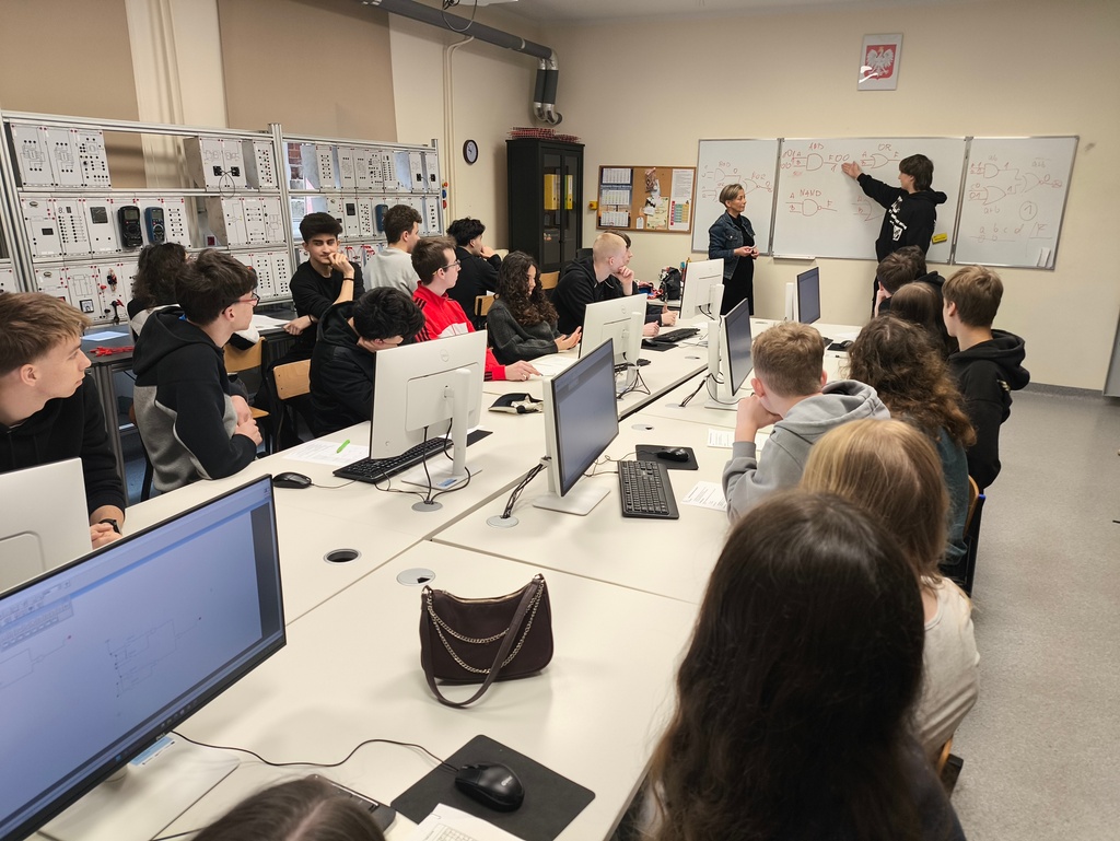 Grupowe zdjęcie uczestników polsko-niemieckiego projektu edukacyjnego przed siedzibą ZSEE TME