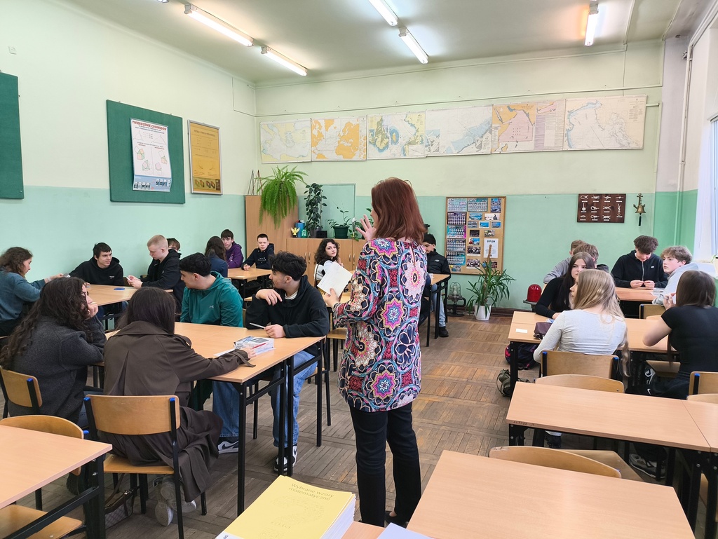 Uczniowie TME i niemieccy rówieśnicy podczas wieczoru kulturalnego lub kolacji integracyjnej