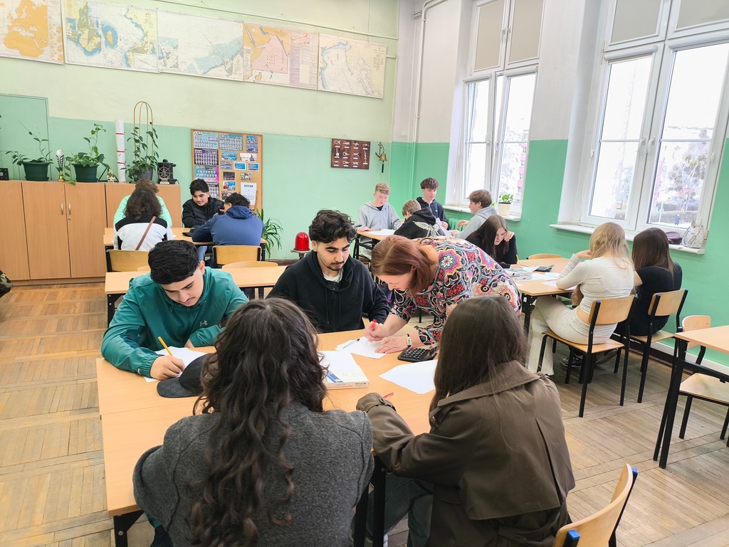 Uczniowie TME i partnerzy z Niemiec z flagami obu krajów podczas polsko-niemieckiego projektu