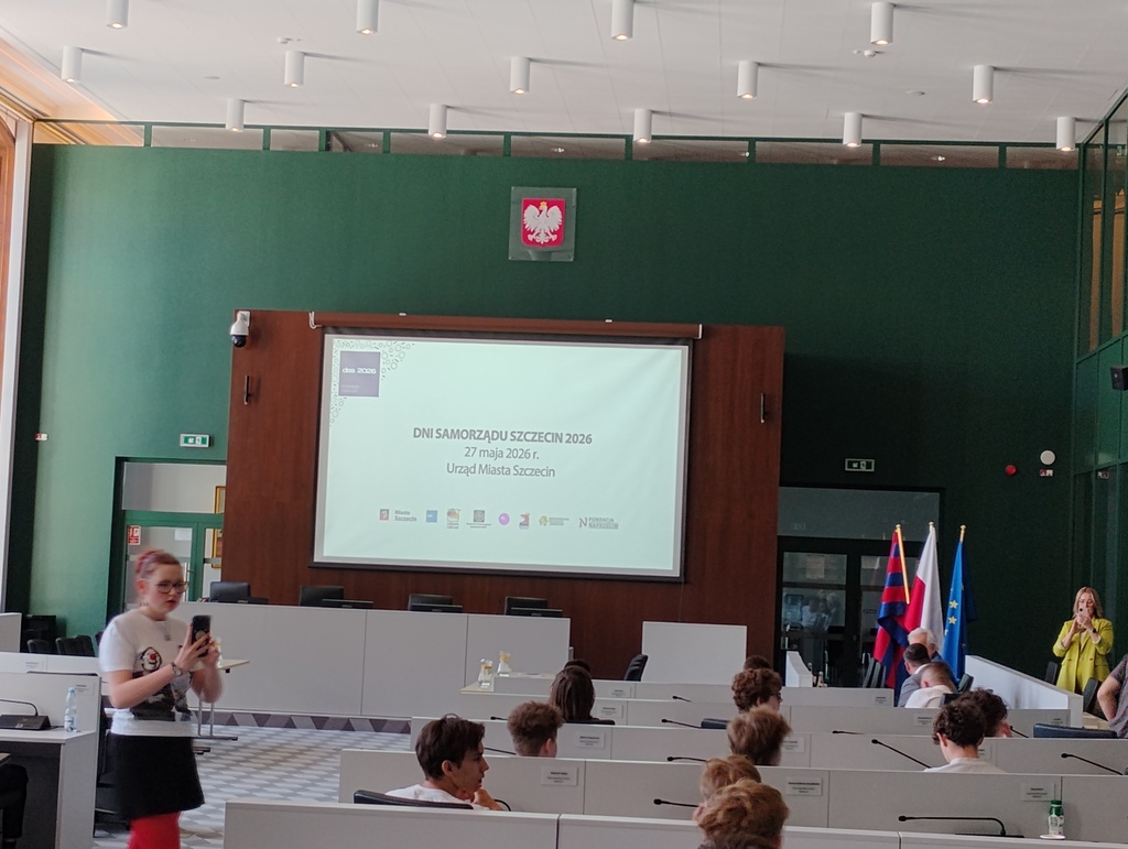 Uczniowie ZSEE TME podczas Debaty Oksfordzkiej w ramach Dni Samorządu 2026 – mówca przy mównicy