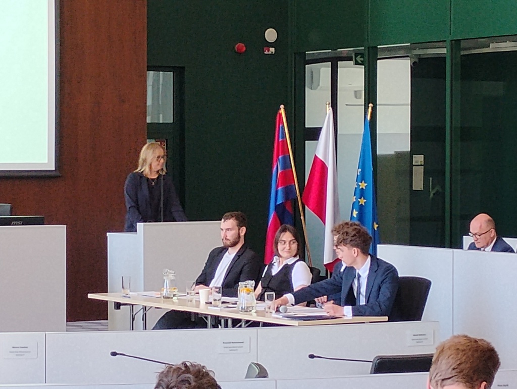 Uczniowie TME przy tablicy lub mównicy podczas Debaty Oksfordzkiej
