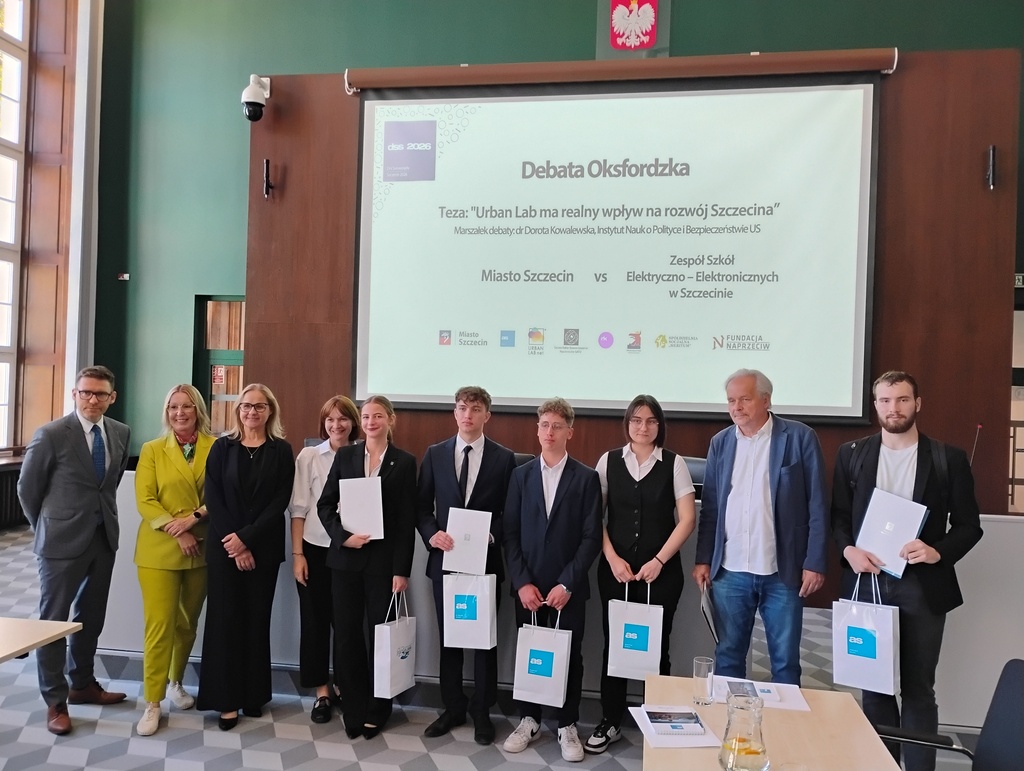 Pamiątkowe zdjęcie uczestników Debaty Oksfordzkiej w ZSEE TME podczas Dni Samorządu 2026