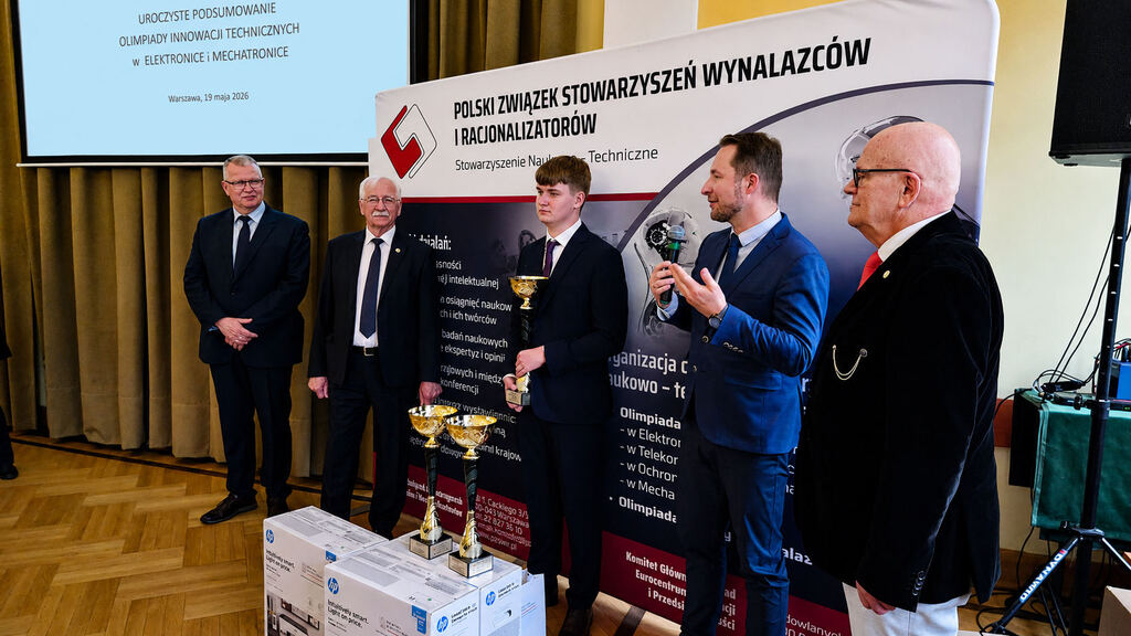 Uczniowie TME przy stoisku z projektem podczas Finału Olimpiady Innowacji Technicznych