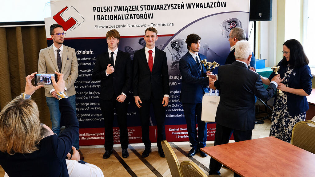 Komisja oceniająca projekt uczniów ZSEE TME podczas Finału Olimpiady Innowacji Technicznych