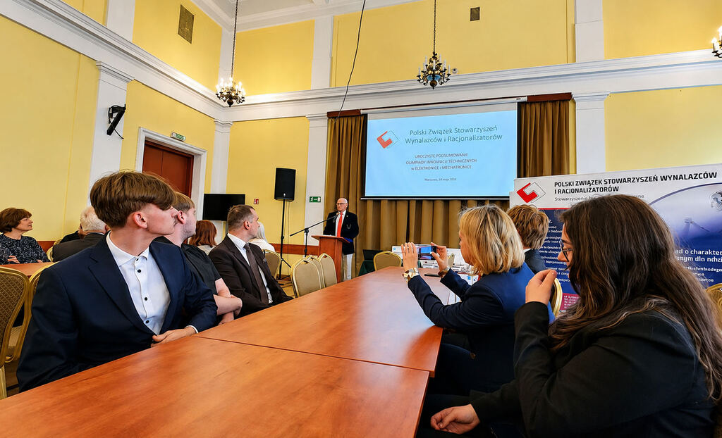 Uczniowie TME podczas demonstracji urządzenia mechatronicznego w finale olimpiady
