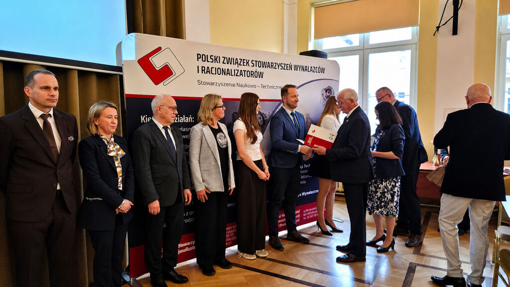 Pamiątkowe zdjęcie finalistów Olimpiady Innowacji Technicznych z ZSEE TME