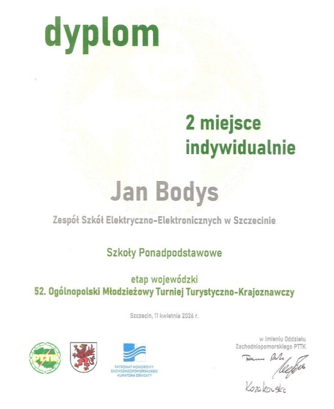 Pamiątkowe zdjęcie zwycięskiej drużyny ZSEE TME na LII Ogólnopolskim Turnieju Turystyczno-Krajoznawczym PTTK