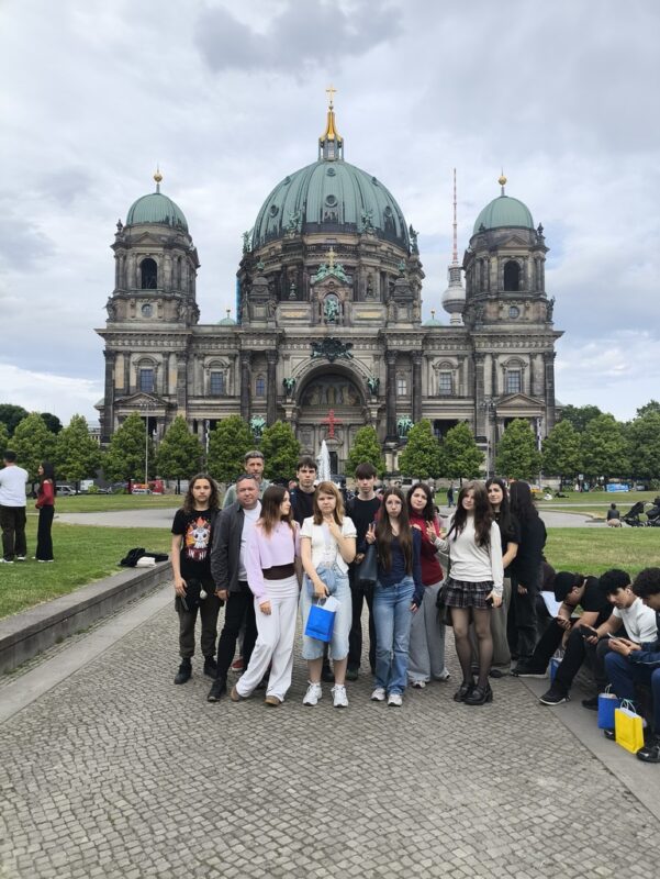 Uczniowie TME i opiekun przed Katedrą Berlińską (Berliner Dom) w centrum Berlina