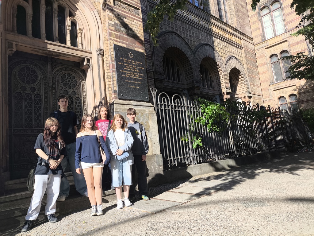 Uczniowie TME przed Nową Synagogą Berlińską przy pamiątkowej tablicy