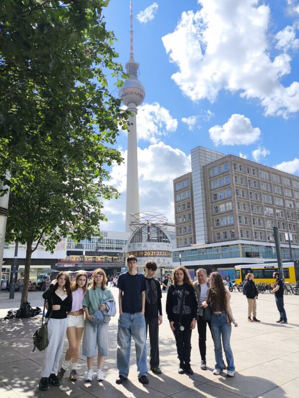 Uczniowie TME i niemieccy partnerzy w centrum Berlina – zdjęcie grupowe z zabytkiem w tle
