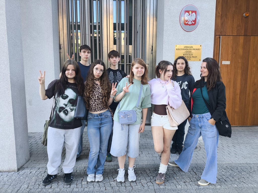 Uczestnicy projektu edukacyjnego Szczecin–Berlin 2026 przed instytucją lub pomnikiem historycznym w Berlinie