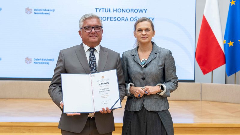 Dyrektor ZSEE Dariusz Borowski uhonorowany tytułem Profesora Oświaty